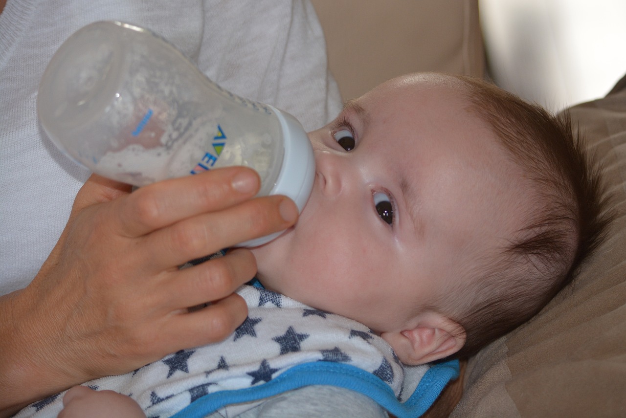Nauka z przyjemnością: Jak nauczyć dziecko pić z butelki?